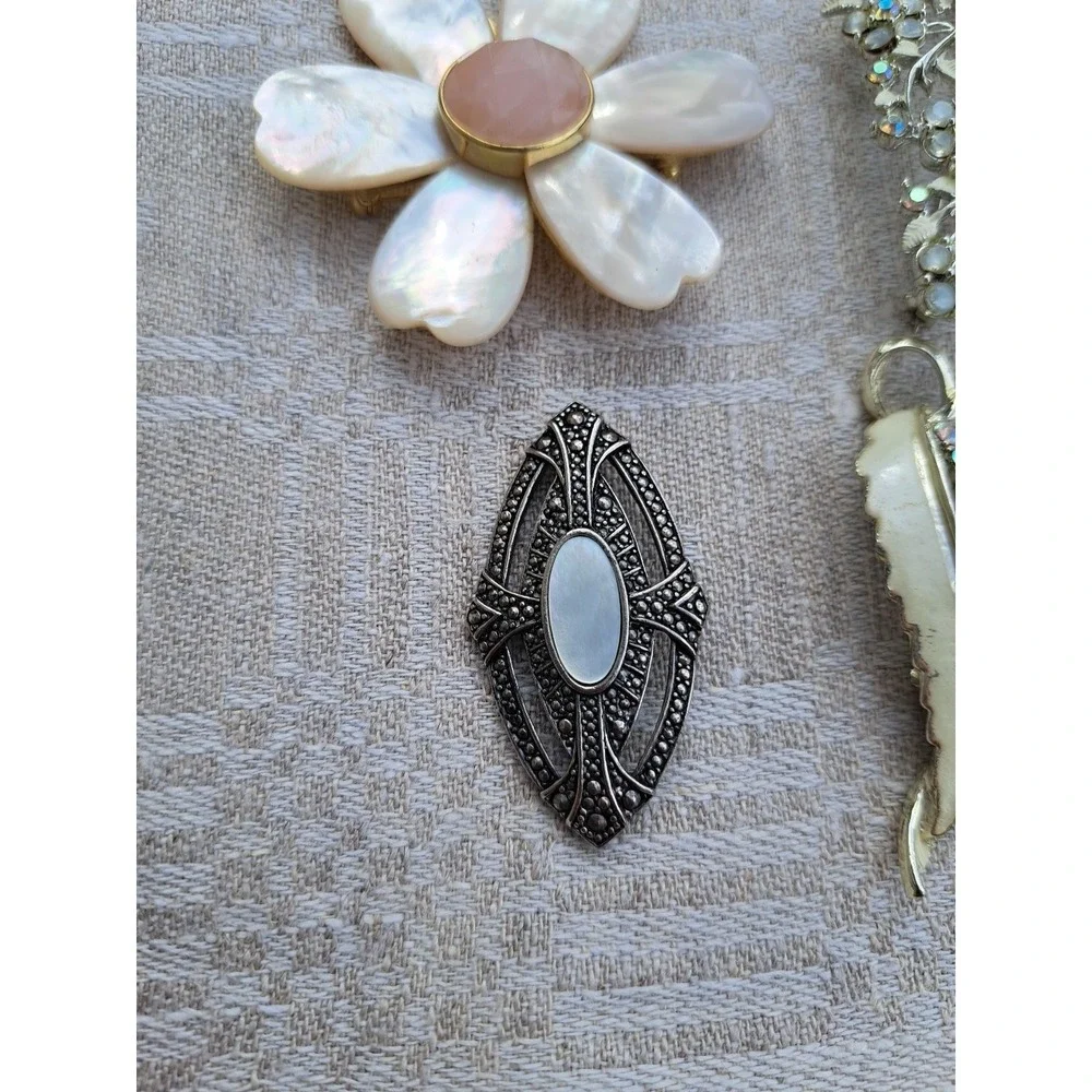Women's Set Of 4 Brooches 1 Clip On Earring Rhinestone Mother Of Pearl Unmarked